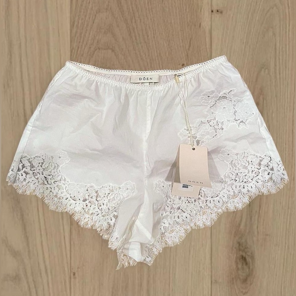 Sold Out Dôen Ivette Lace Shorts in Salt. Size: XXS. ⭐️